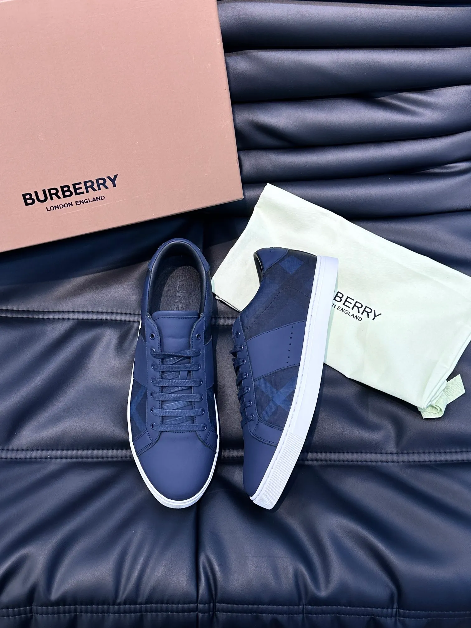¥380 B's men's classic low-top sneakers are reinterpreted in Vintage plaid cotton material and decorated with a new brand logo. First-layer cowhide lining, embossed Burberry logo on the heel, and original TPU outsole! Size: 38-44 (45 46 customized)